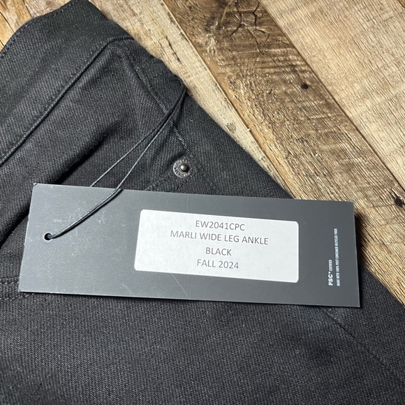 Edwin NWT Marli Wide Leg Ankle in Black Size 26 - Picture 5 of 8